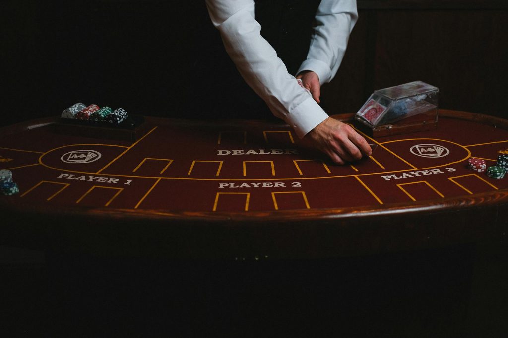 Bàn live blackjack với dealer chia bài rõ ràng