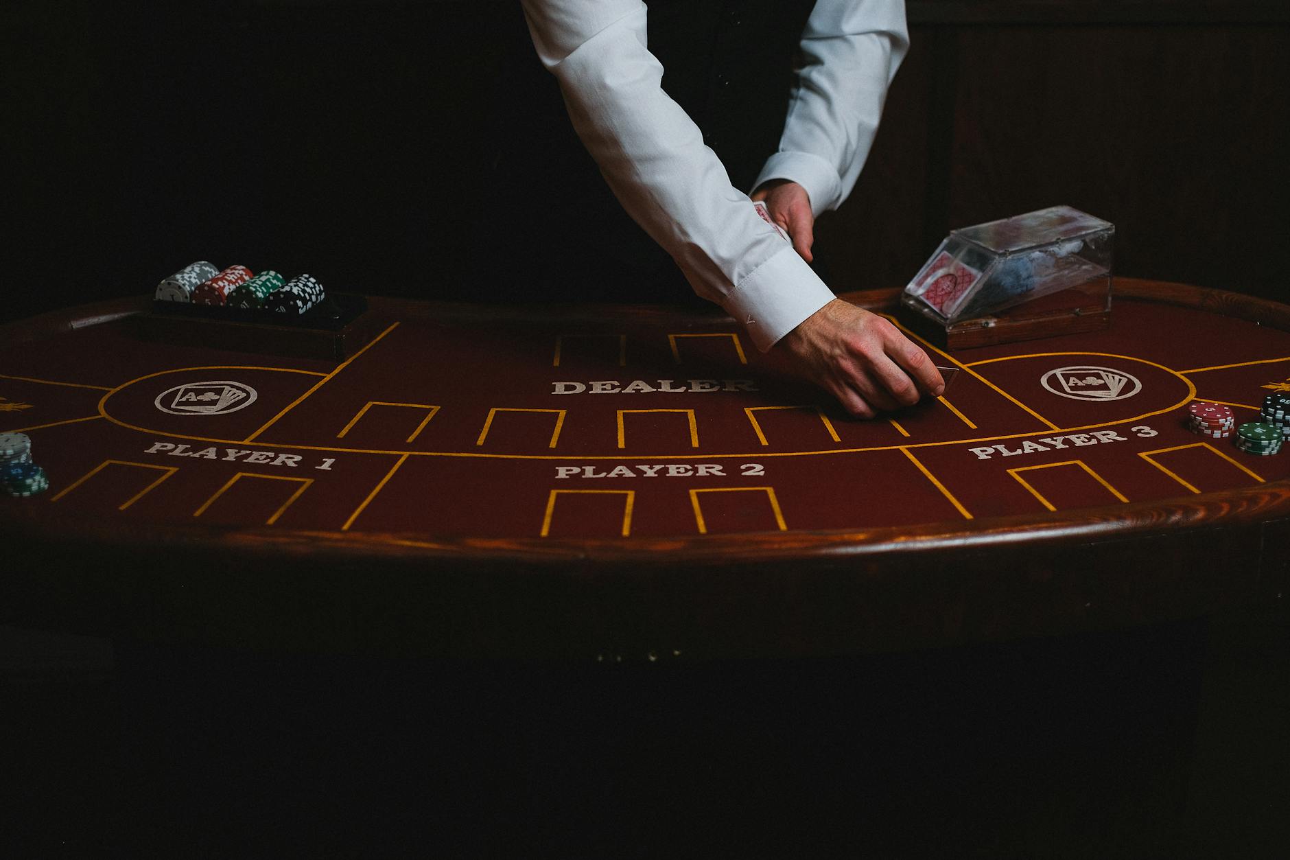 Cận cảnh bàn live casino với dealer và chip, thể hiện tính minh bạch của trò chơi trực tiếp