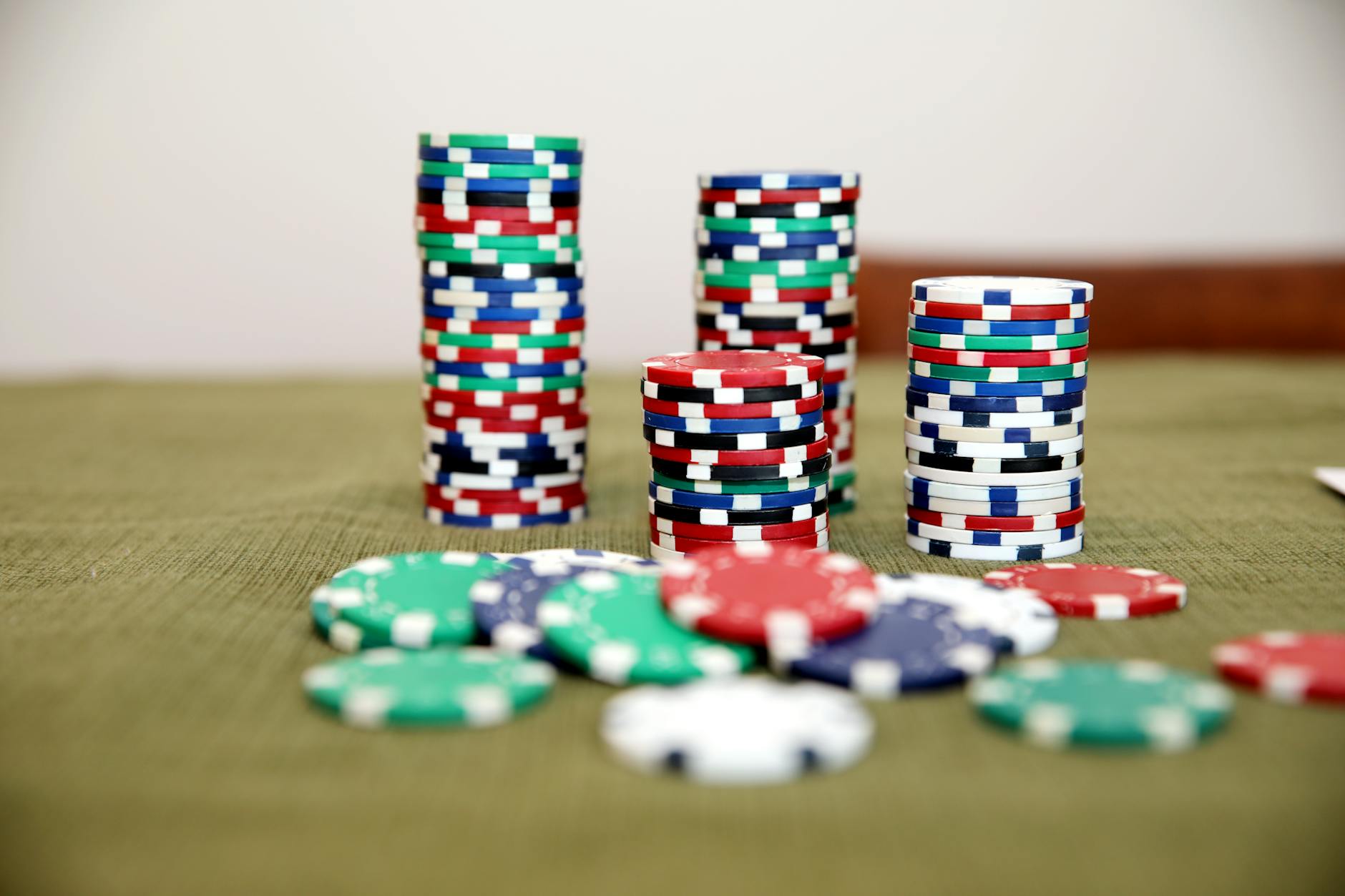 Người chơi poker theo dõi bankroll bằng cách ghi chép kết quả sau phiên chơi
