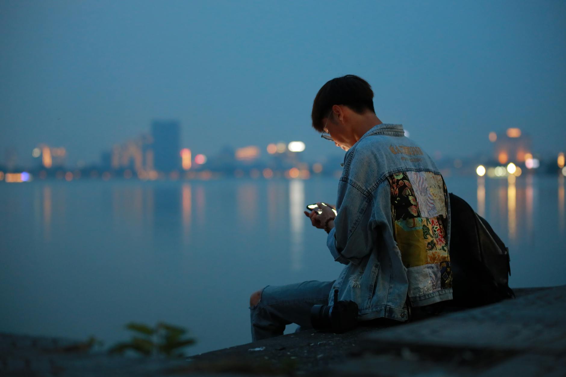 Người dùng kiểm tra bảo mật tài khoản trên điện thoại trước khi tham gia