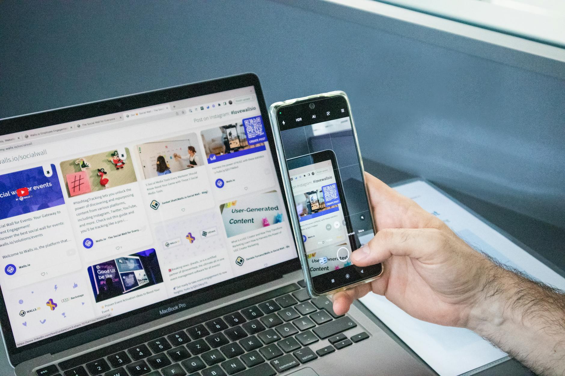 Người dùng truy cập website trên laptop và điện thoại với kết nối ổn định