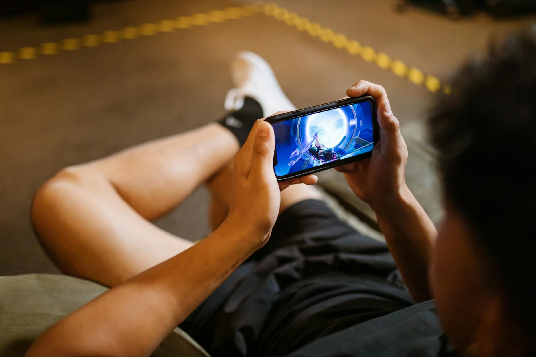 Người chơi điều chỉnh mức đạn trong game bắn cá trên điện thoại