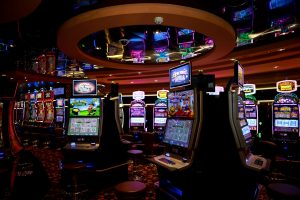 Người chơi trải nghiệm game nổ hũ online trên điện thoại với giao diện hiện đại