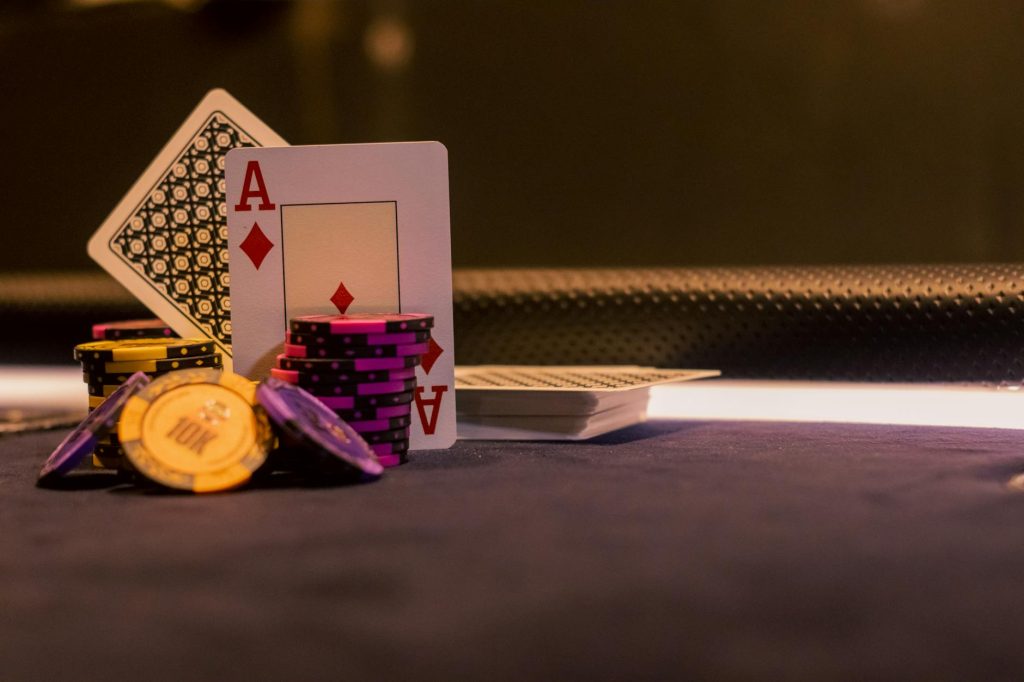 Người chơi poker đang cân nhắc quyết định trên bàn bài