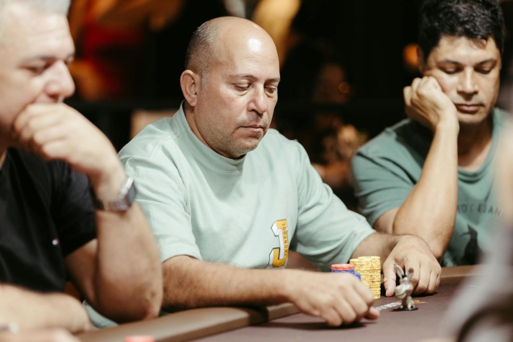 Bàn poker Texas Holdem với chip và các lá bài chung được lật