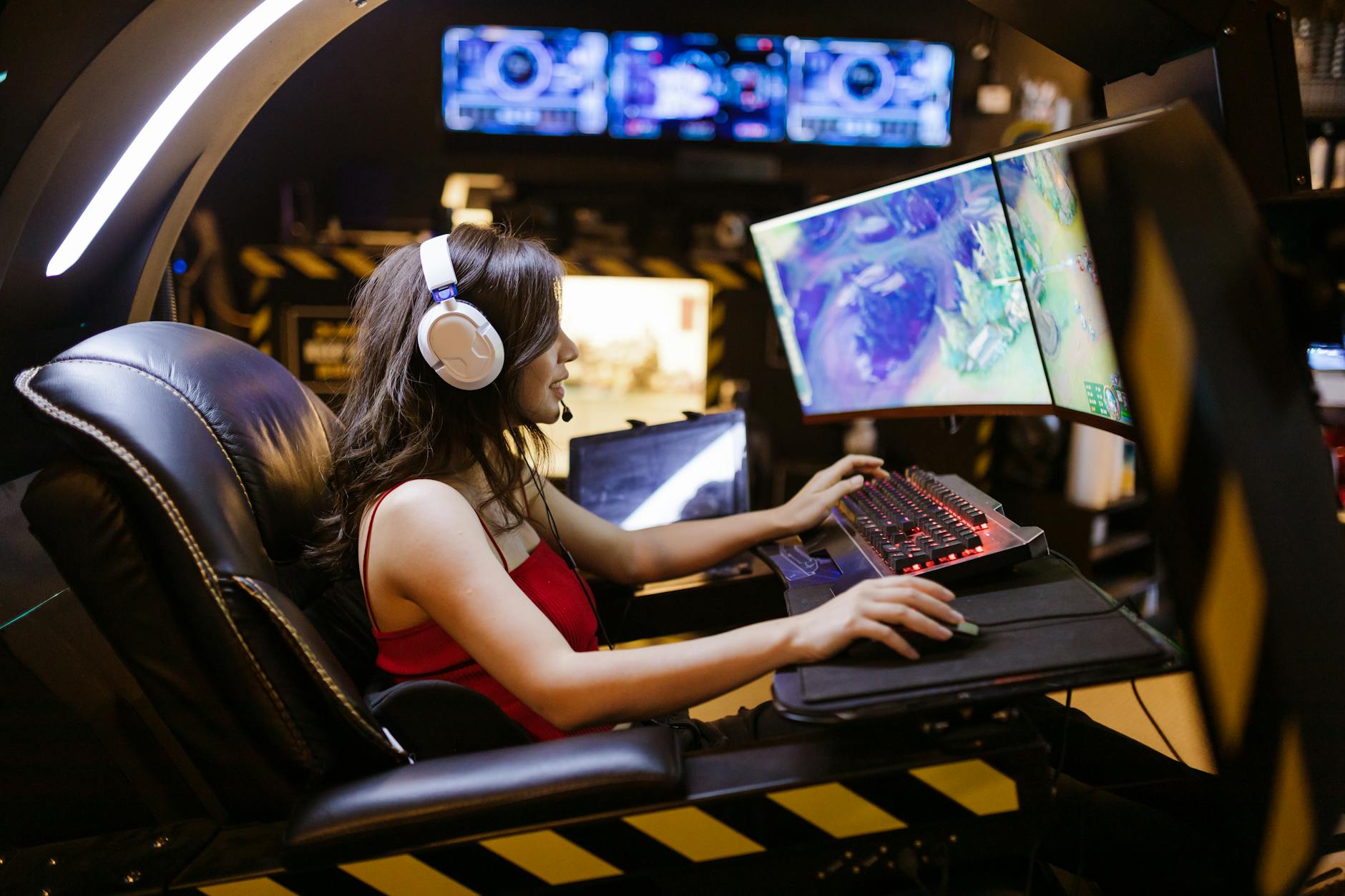 Người phân tích dữ liệu trận đấu eSports trên nhiều màn hình
